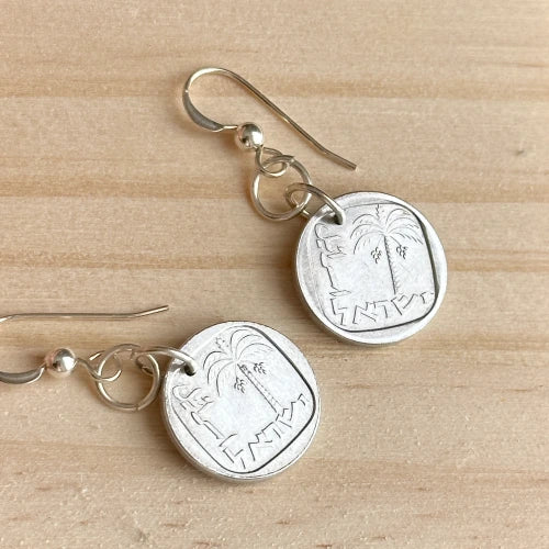 עגילי כסף 925 'ארץ ישראל שלי' בעיצוב ייחודי בהשראת מטבע 10 אגורות היסטורי, עבודת יד של Shiroo המשלבת נוסטלגיה וציונות.