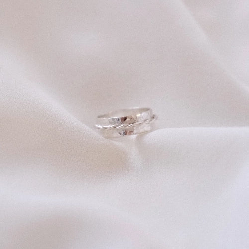 טבעת כסף 925 רחבה בעיצוב פרח צבעוני מרוקע, עבודת יד של Shiroo המציגה טקסטורה עשירה ומראה כפרי ואלגנטי.