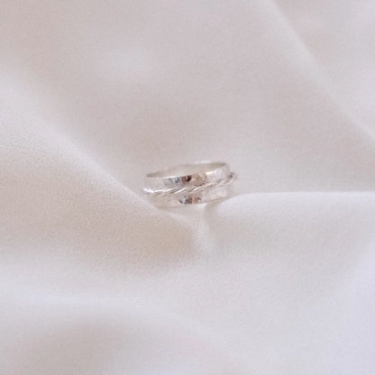 טבעת כסף 925 רחבה בעיצוב פרח צבעוני מרוקע, עבודת יד של Shiroo המציגה טקסטורה עשירה ומראה כפרי ואלגנטי.