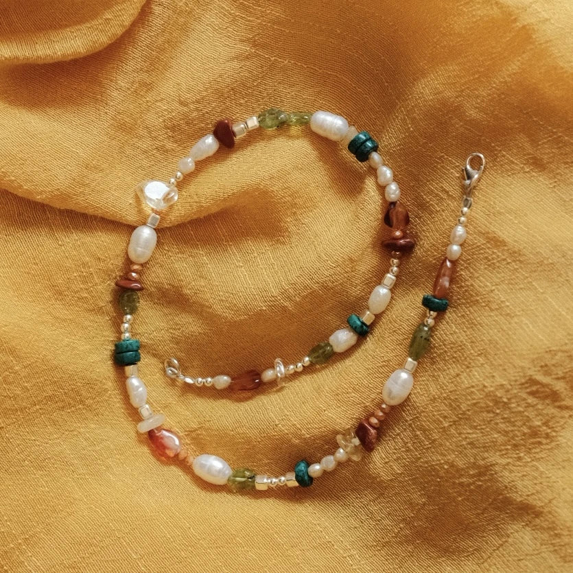 שרשרת כסף 925 משולבת פנינים ואבני חן צבעוניות כמו טורקיז, פרידוט וג'ספר אדומה, עבודת יד של Shiroo.