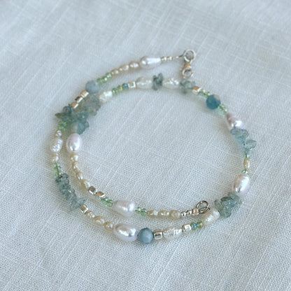 שרשרת כסף 925 משולבת פניני מים מתוקים ואבני אקוווה מרין תכלת, עיצוב עדין ויוקרתי בעבודת יד של Shiroo.