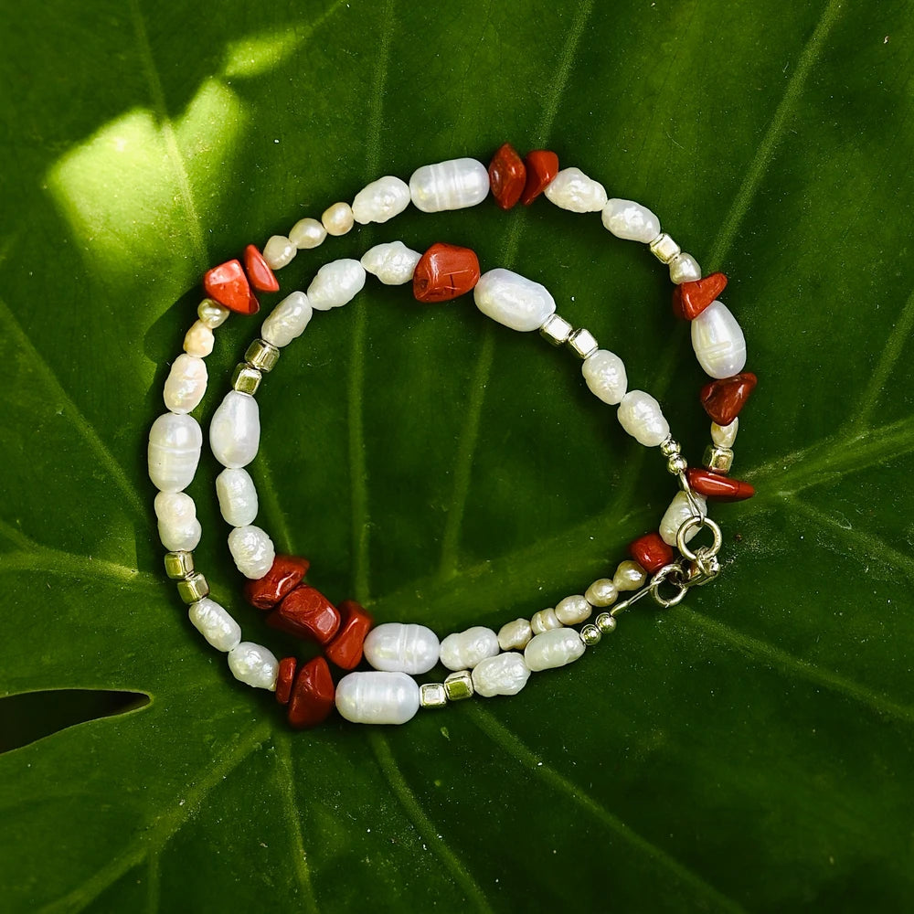 שרשרת כסף 925 משולבת פניני מים מתוקים ואבני ג'ספר אדומות, עיצוב יוקרתי בעבודת יד של Shiroo המשלב גוונים חמים ואורגניים.