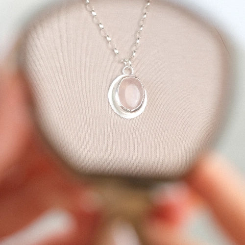 שרשרת כסף 925 עם תליון אבן חן רוז קוורץ (Rose Quartz) ורודה ועדינה, עבודת יד של Shiroo המבטאת אהבה ושלווה פנימית.