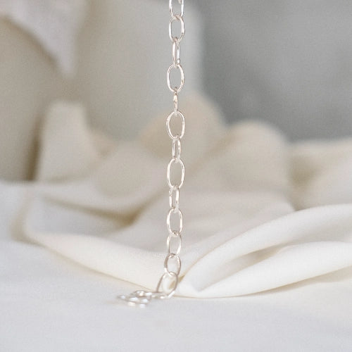 צמיד כסף 925 בעיצוב לולאות קלאסיות עבות ומרשימות, עבודת יד של Shiroo המעניקה מראה יוקרתי ונוכחות בולטת על פרק כף היד.