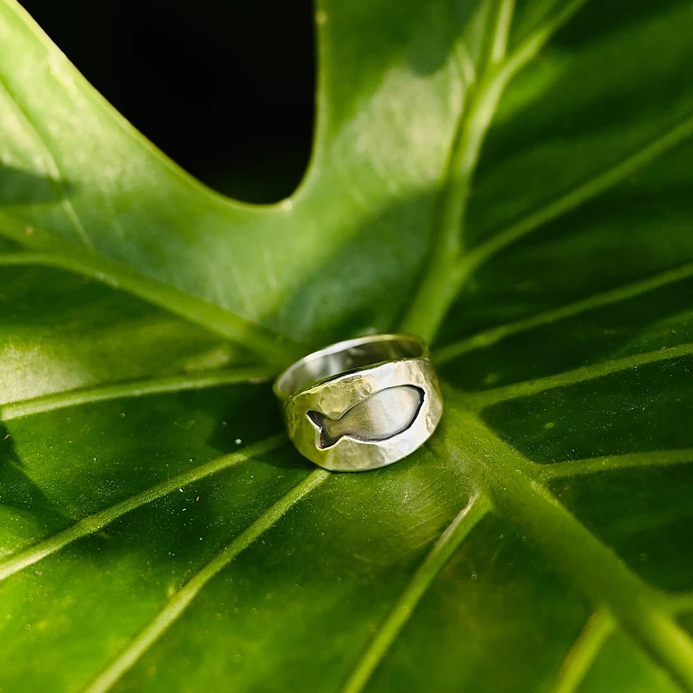 טבעת דג המזל מכסף סטרלינג בעיצוב מינימליסטי על עלה ירוק, עבודת יד מקולקציית הקיץ של שירו.