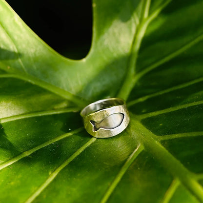 טבעת דג המזל מכסף סטרלינג בעיצוב מינימליסטי על עלה ירוק, עבודת יד מקולקציית הקיץ של שירו.