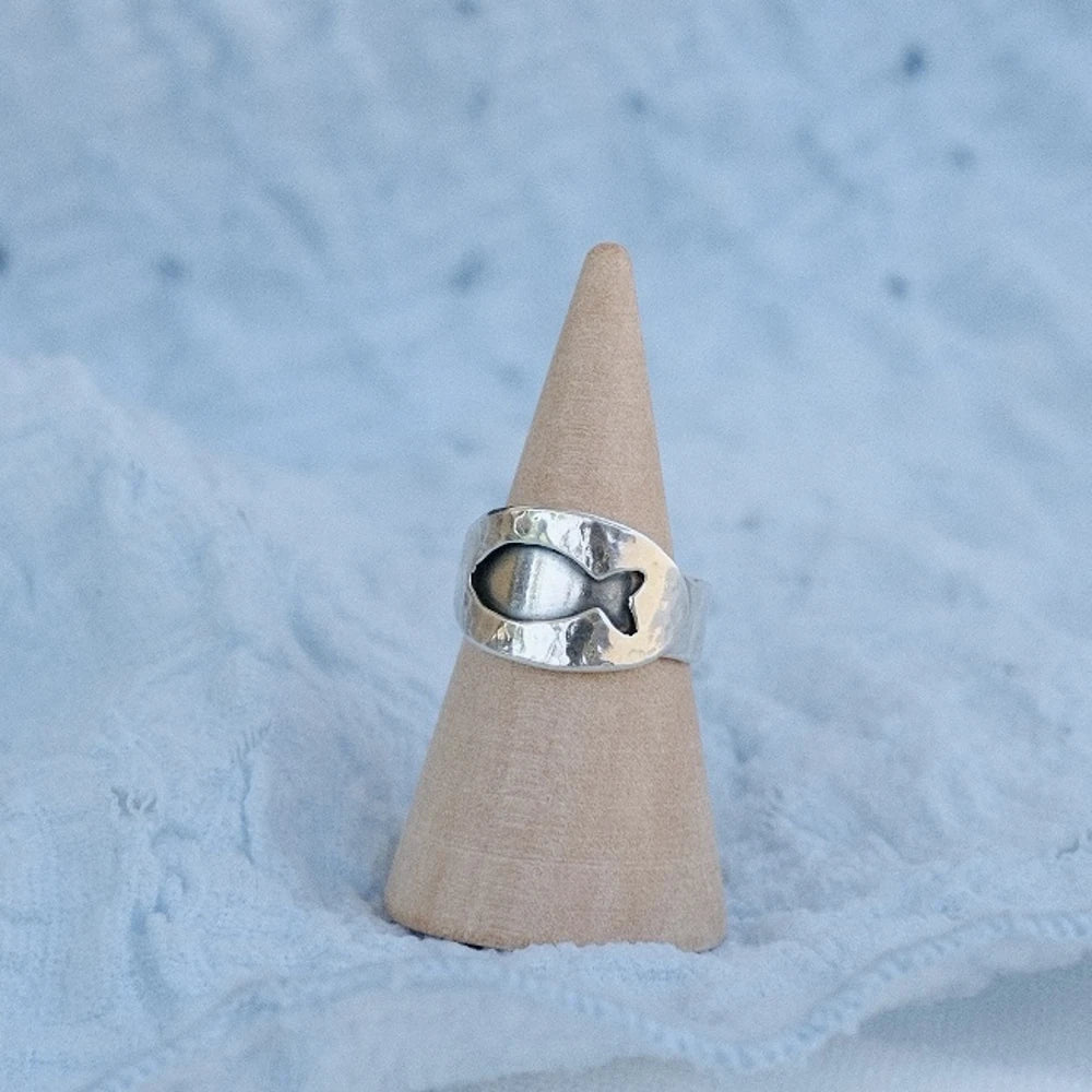 טבעת דג מכסף 925 איכותי, תכשיט בעיצוב ייחודי בהשראת הים והחופש.
