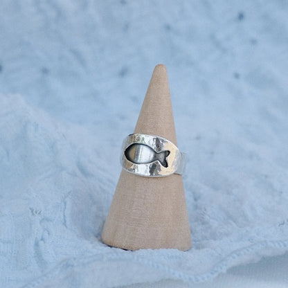 טבעת דג מכסף 925 איכותי, תכשיט בעיצוב ייחודי בהשראת הים והחופש.