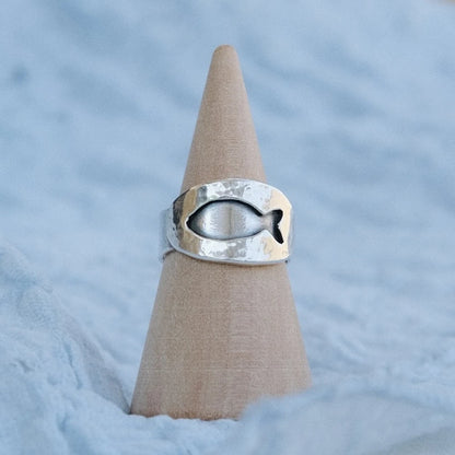 טבעת דג המזל מכסף בעבודת יד, עיצוב נקי ואורגני המתאים לענידה יומיומית או כמתנה.