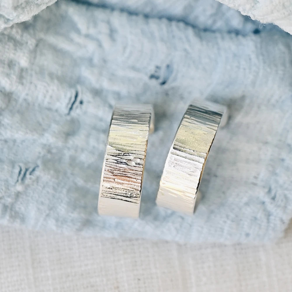 מבט חזיתי על עגילי כסף מרוקעים בעיצוב פסים ייחודי, תכשיט איכותי ליומיום או לערב.