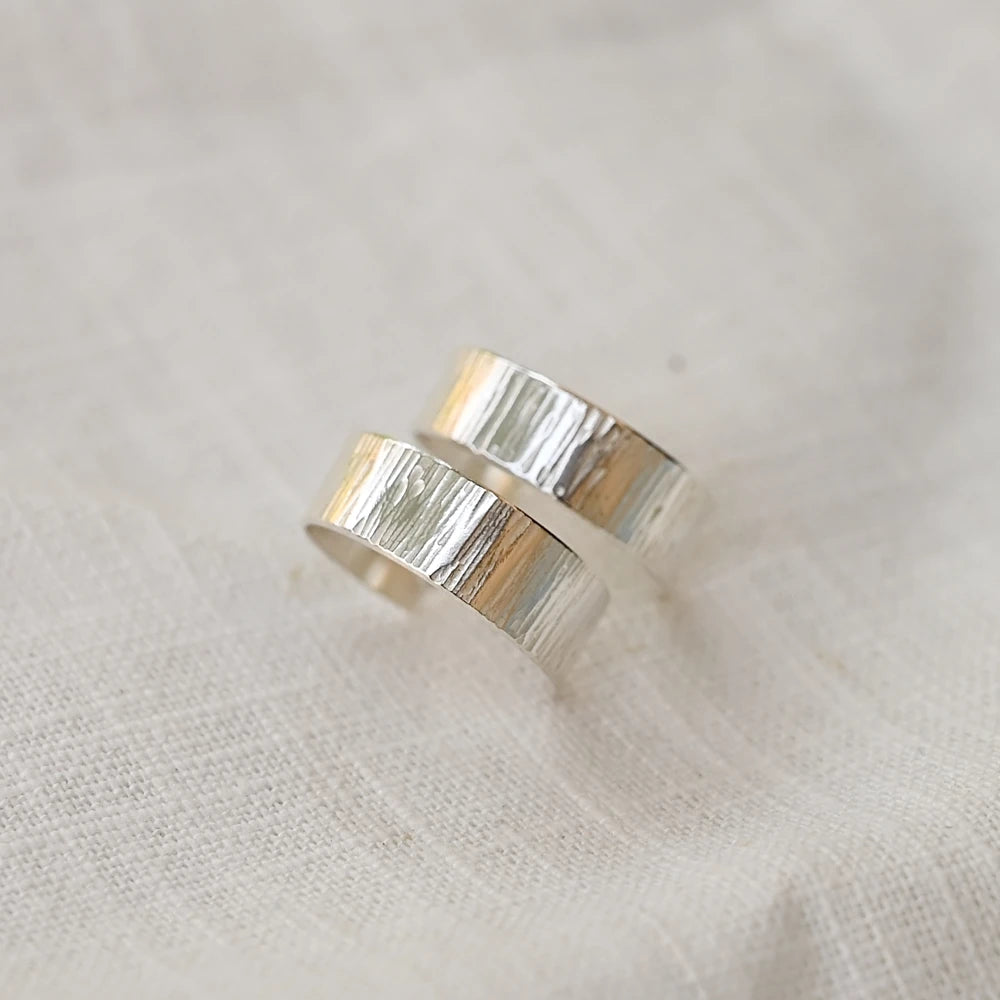 עגילי כסף 925 בעיצוב ריקוע פסים עדין, עבודת יד מודרנית ואלגנטית של Shiroo.