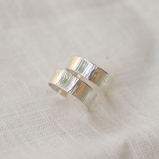 עגילי כסף 925 בעיצוב ריקוע פסים עדין, עבודת יד מודרנית ואלגנטית של Shiroo.