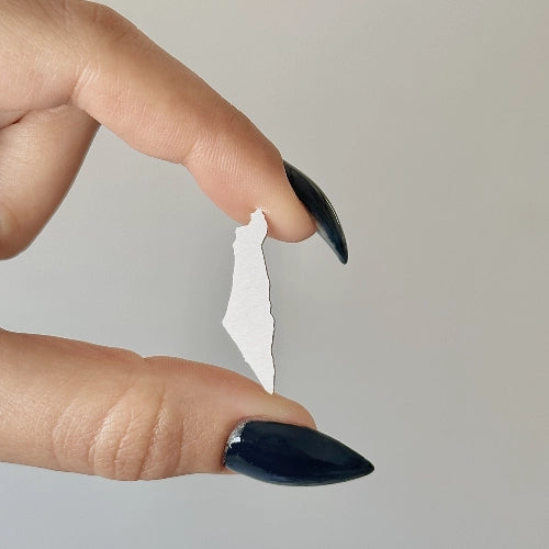 שרשרת כסף 925 עם תליון מפת ארץ ישראל בעיצוב מינימליסטי ומדויק, עבודת יד של Shiroo המבטאת חיבור עמוק לשורשים ולארץ.