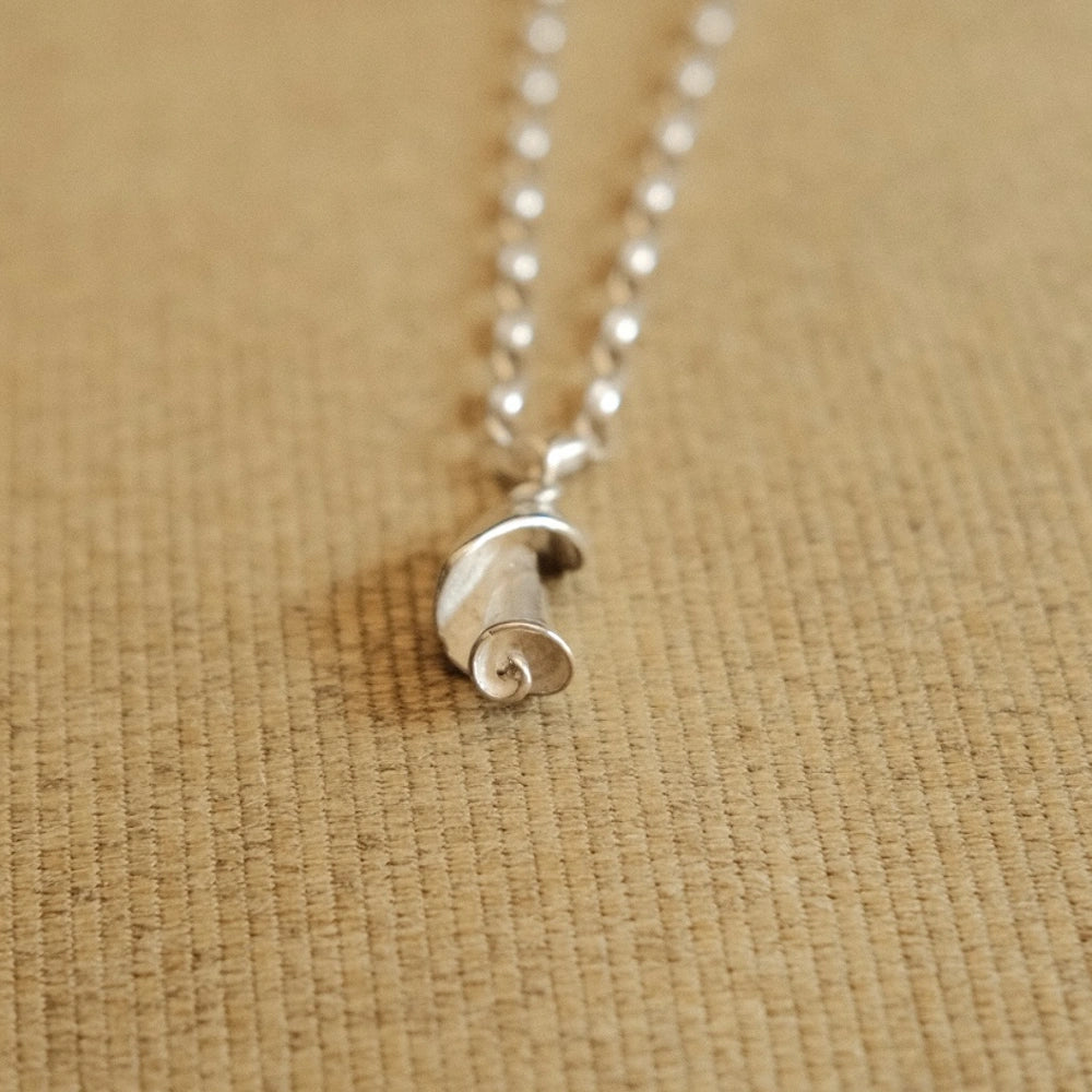תליון ספירלת ים מכסף סטרלינג על שרשרת עדינה, עיצוב ייחודי של שירו המעניק אופי אישי וחד-פעמי.