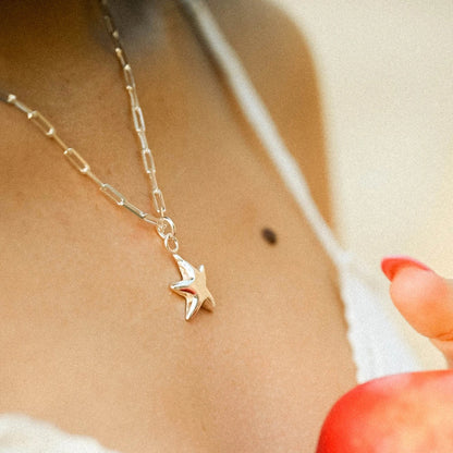 שרשרת כסף 925 כוכב ים במראה יומיומי על הצוואר, עיצוב מודרני המשתלב מושלם עם קולקציית הקיץ.