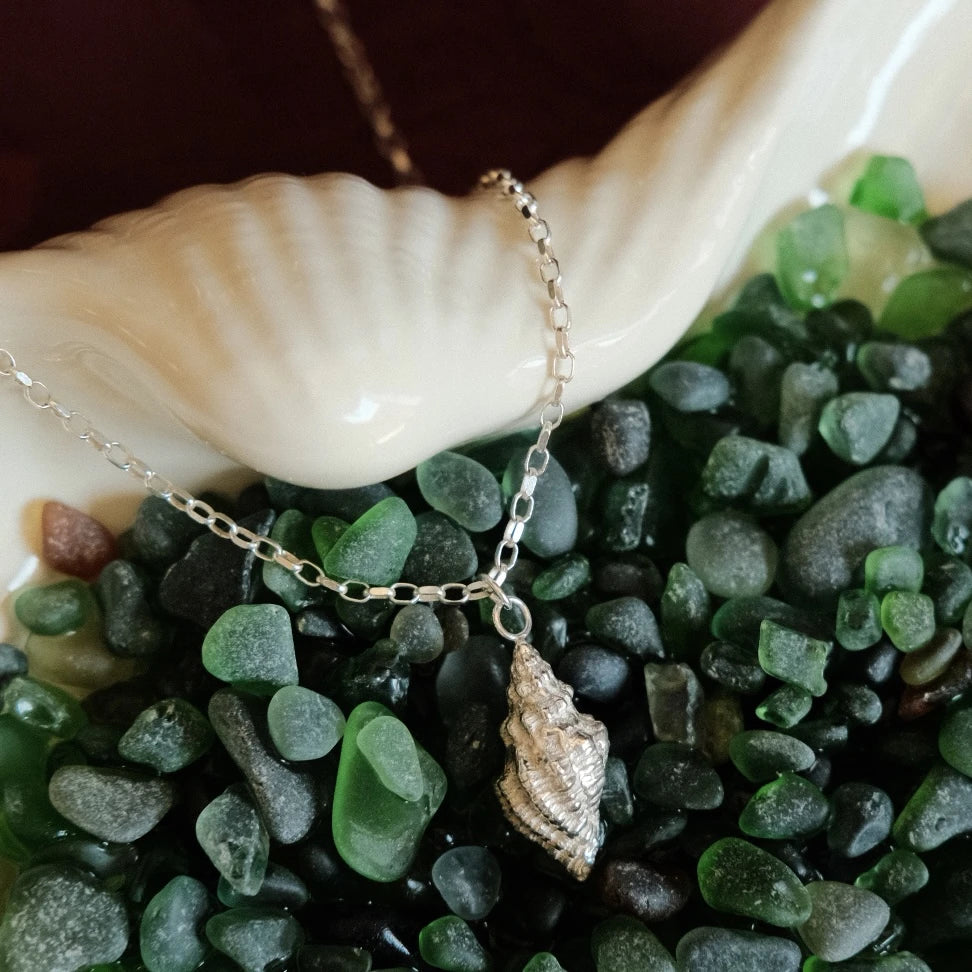 שרשרת כסף 925 עם תליון קונכיית ים בתוך קונכייה גדולה על רקע אבני חן ירוקות, עבודת יד של Shiroo.