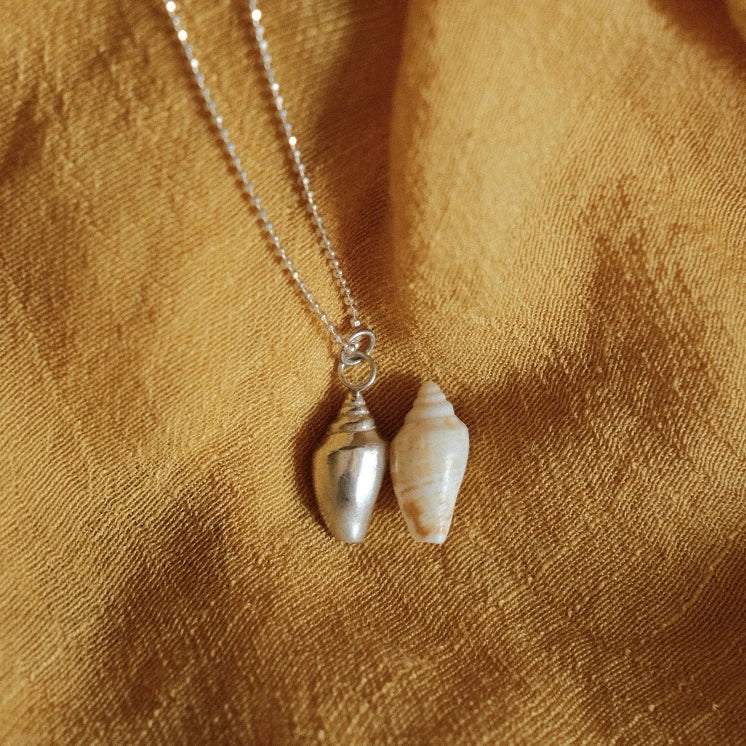 שני דגמים של שרשראות קונכייה מכסף בעבודת יד צורפות אישית, מתנה מושלמת עם נגיעה אישית וקסומה.