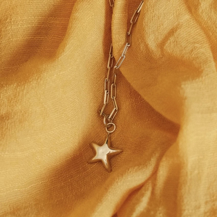 מבט מקרוב על שרשרת כוכב ים עדינה מכסף, תכשיט אמירה אורגני בעל טקסטורה מוחשית ומיוחדת.