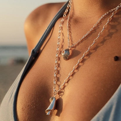 שרשרת כסף עם תליון צדף במבט על הצוואר, תכשיט אמירה ייחודי בהשראת הים מקולקציית הקיץ של שירו.