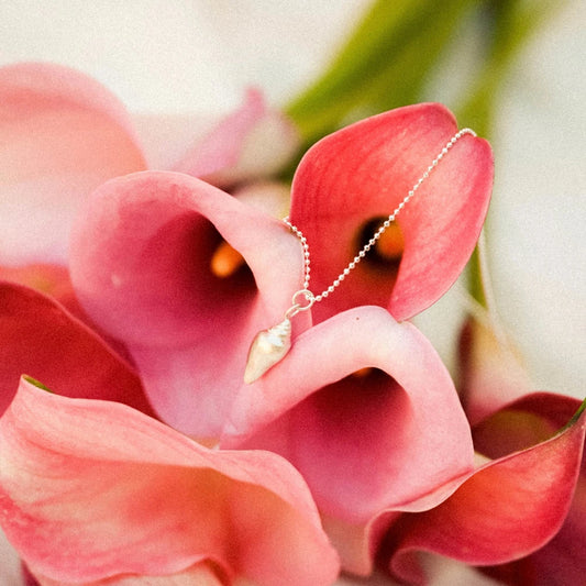 שרשרת כסף 925 'בת הים הקטנה' עם תליון קונכייה עדין בתוך פרח קאלה ורוד, עיצוב אורגני בעבודת יד של Shiroo.