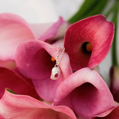 שרשרת כסף 925 'חלון לים' עם תליון צדף טבעי בתוך פרח קאלה ורוד, עיצוב אורגני בעבודת יד של Shiroo.