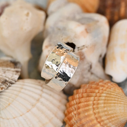 תכשיטי כסף בעבודת יד מקולקציית הקיץ של שירו, עגילי ריקוע עגול על רקע צדפי ים.