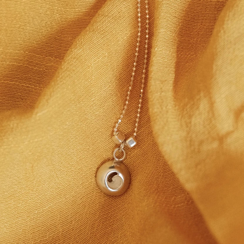 שרשרת כסף 925 'עין הים' עם תליון עגול בעיצוב ייחודי, עבודת יד של Shiroo המשלבת אלמנטים מסתוריים של הים.