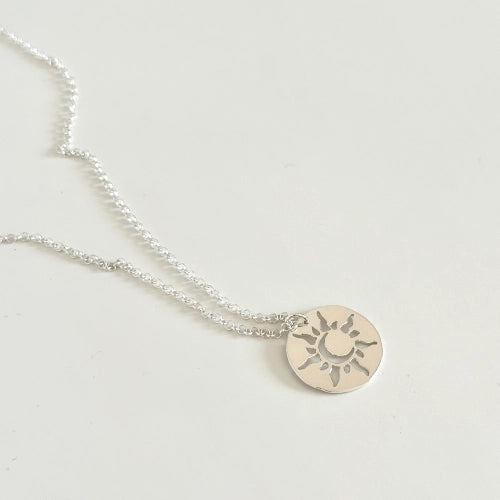 שרשרת כסף 925 'שמיים' עם תליון שמש עגול המציג עיטורי ניסור עדינים, עבודת יד של Shiroo המשרה תחושת אור וחמימות.