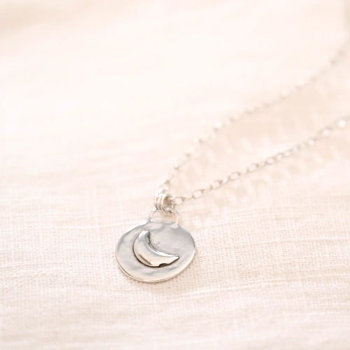 שרשרת כסף בעיצוב ירח אומנותי מסטודיו שירו, תכשיט המעניק תחושת תנועה וממדיות הודות לשכבות הכסף המשולבות.