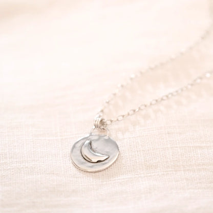 שרשרת כסף בעיצוב ירח אומנותי מסטודיו שירו, תכשיט המעניק תחושת תנועה וממדיות הודות לשכבות הכסף המשולבות.