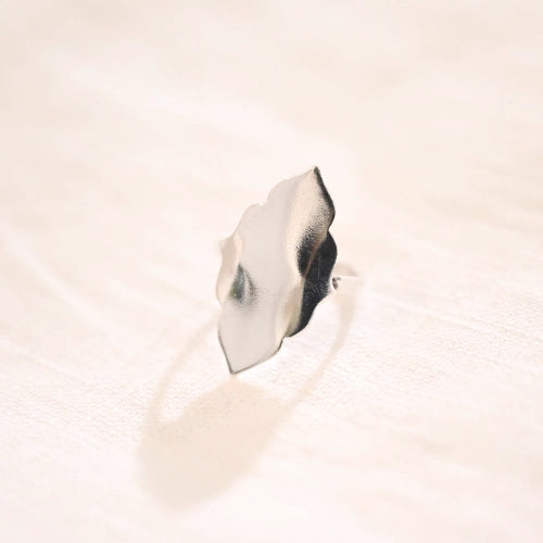 טבעת כסף 925 דגם Fiorella בעיצוב פרח עדין וזורם, עבודת יד של Shiroo המשלבת קווים אורגניים וסגנון נשי מודרני.