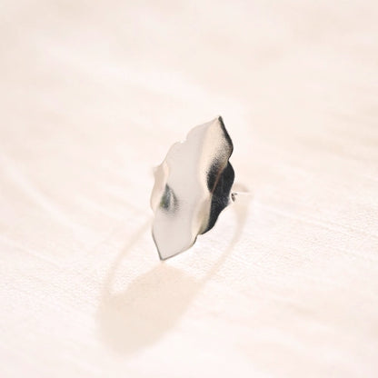 טבעת כסף 925 דגם Fiorella בעיצוב פרח עדין וזורם, עבודת יד של Shiroo המשלבת קווים אורגניים וסגנון נשי מודרני.