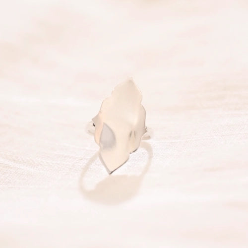 טבעת כסף סטרלינג פיורלה במבט מהצד, מדגישה את הטקסטורה הייחודית והעיצוב המשתלב בצורה הרמונית על האצבע.