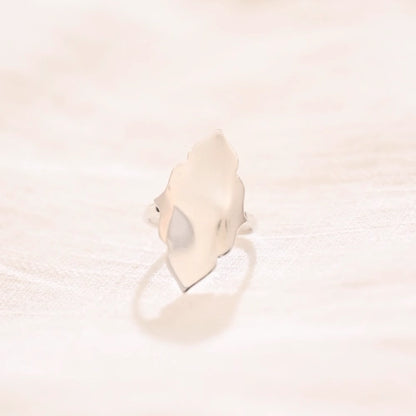 טבעת כסף סטרלינג פיורלה במבט מהצד, מדגישה את הטקסטורה הייחודית והעיצוב המשתלב בצורה הרמונית על האצבע.