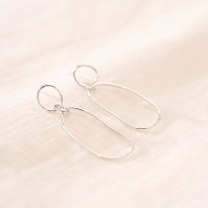 עגילי כסף מעוצבים בעבודת צורפות אישית מסטודיו שירו, תכשיט אמירה מינימליסטי המשלב אלגנטיות נצחית עם קווים עכשוויים.