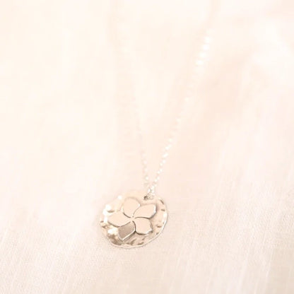 תליון פרח פלומריה מכסף סטרלינג על שרשרת עדינה, מבט חזיתי המדגיש את הקווים הרכים והעיצוב הנשי.