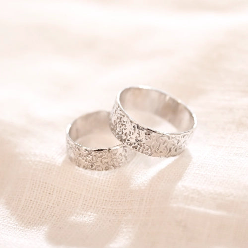 טבעת כסף רחבה עם טקסטורת ריקוע אבן במבט תקריב, תכשיט אמירה בעל עומק ומרקם יוצא דופן.