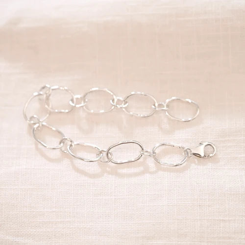 מבט על צמיד לולאות כסף סטרלינג בעיצוב מגוון, תכשיט אמירה בעל נוכחות עוצמתית וסטייל מודרני מסטודיו שירו.