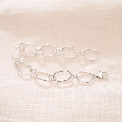 מבט על צמיד לולאות כסף סטרלינג בעיצוב מגוון, תכשיט אמירה בעל נוכחות עוצמתית וסטייל מודרני מסטודיו שירו.