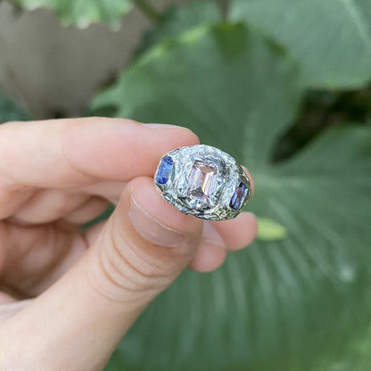 טבעת זואי מכסף 925 בעיצוב אורגני על כף יד, משובצת אבן מורגנייט ורודה ואבני טנזנייט כחולות על רקע טבעי.