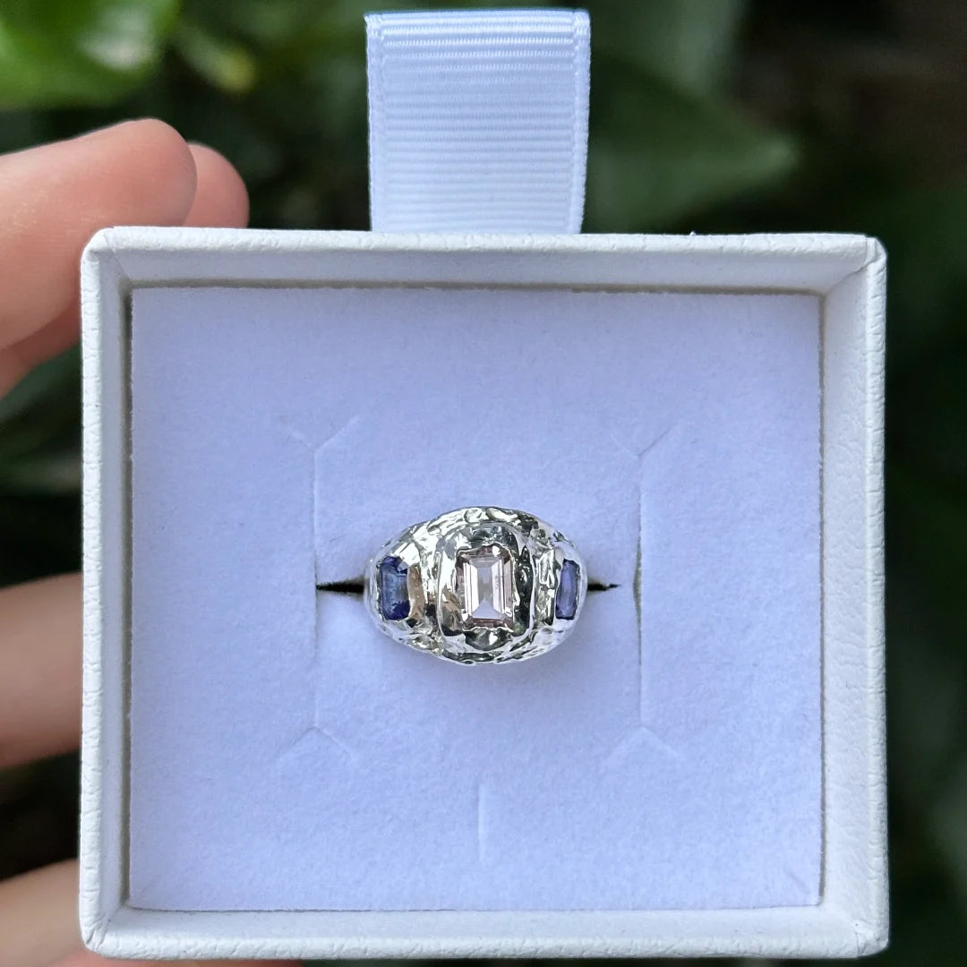 מבט מלמעלה על טבעת זואי מכסף 925 בעיצוב אורגני, משובצת אבן מורגנייט מרכזית ושתי אבני טנזנייט בצדדים.