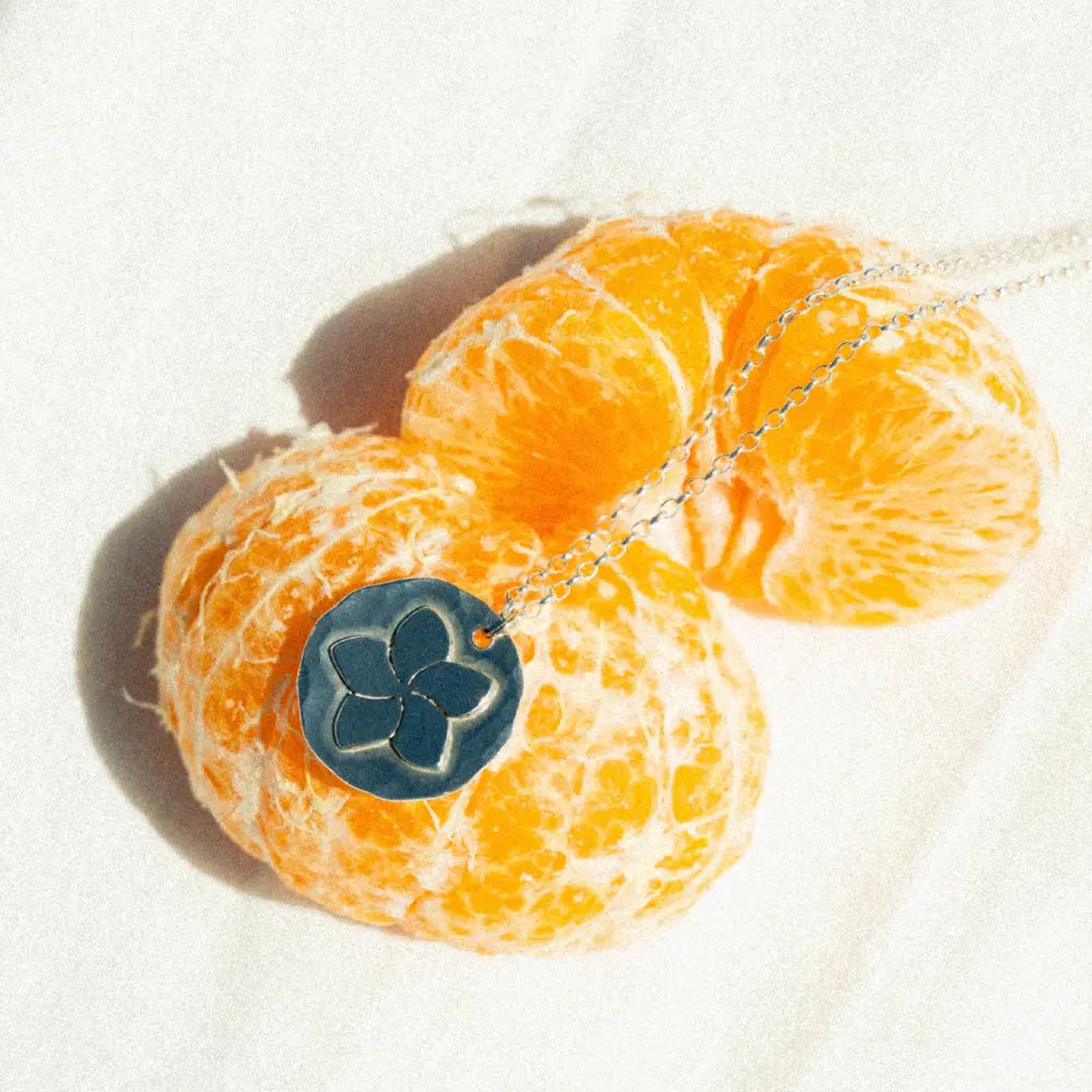 מבט מקרוב על תליון הפרח האקזוטי מכסף 925, עבודת צורפות מוקפדת של שירי המעניקה מראה ייחודי ואלגנטי.