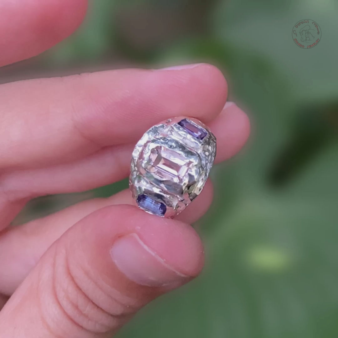 סרטון תקריב של טבעת זואי מכסף 925 בעיצוב אורגני, משובצת אבני מורגנייט וטנזנייט