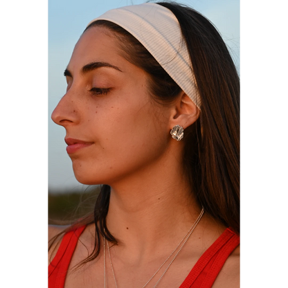 עגילי כסף אמאלפי של SHIROO, פרופיל צד של הדוגמנית מביטה קדימה על רקע שמיים כחולים. בשילוב שרשרת כסף כדור עדינה. עגילי כסף 925 עבודת יד תוצרת ישראל.