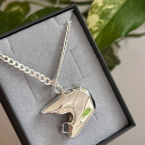 תליון כסף 925 בעבודת יד בצורת קסדת אופנוע, מיוצר בישראל על ידי Shiroo Jewelry.