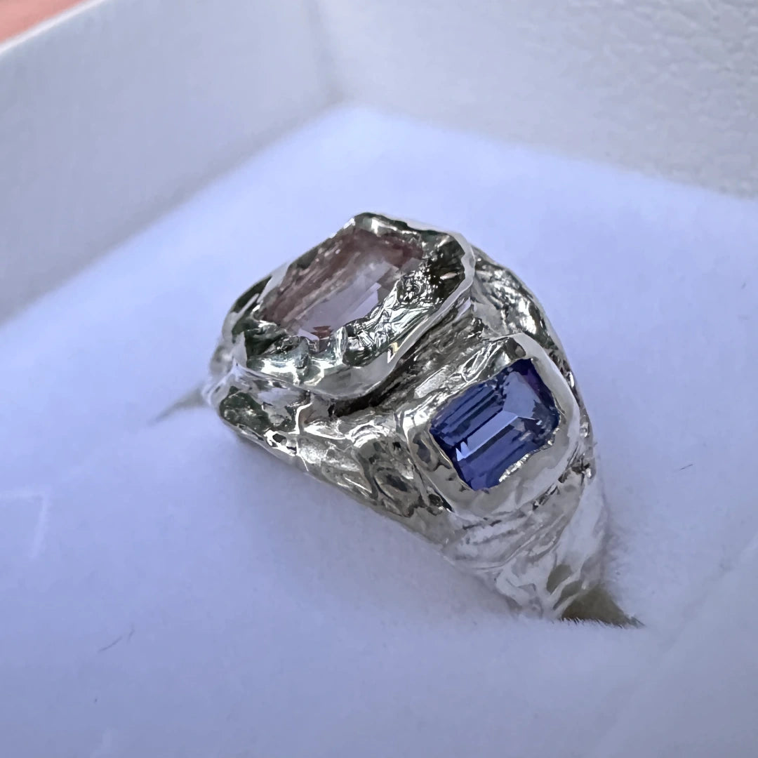 טבעת כסף 925 בעבודת יד בעיצוב אורגני גולמי, משובצת אבן מורגנייט ורודה ואבני טנזנייט כחולות בשיבוץ ייחודי.